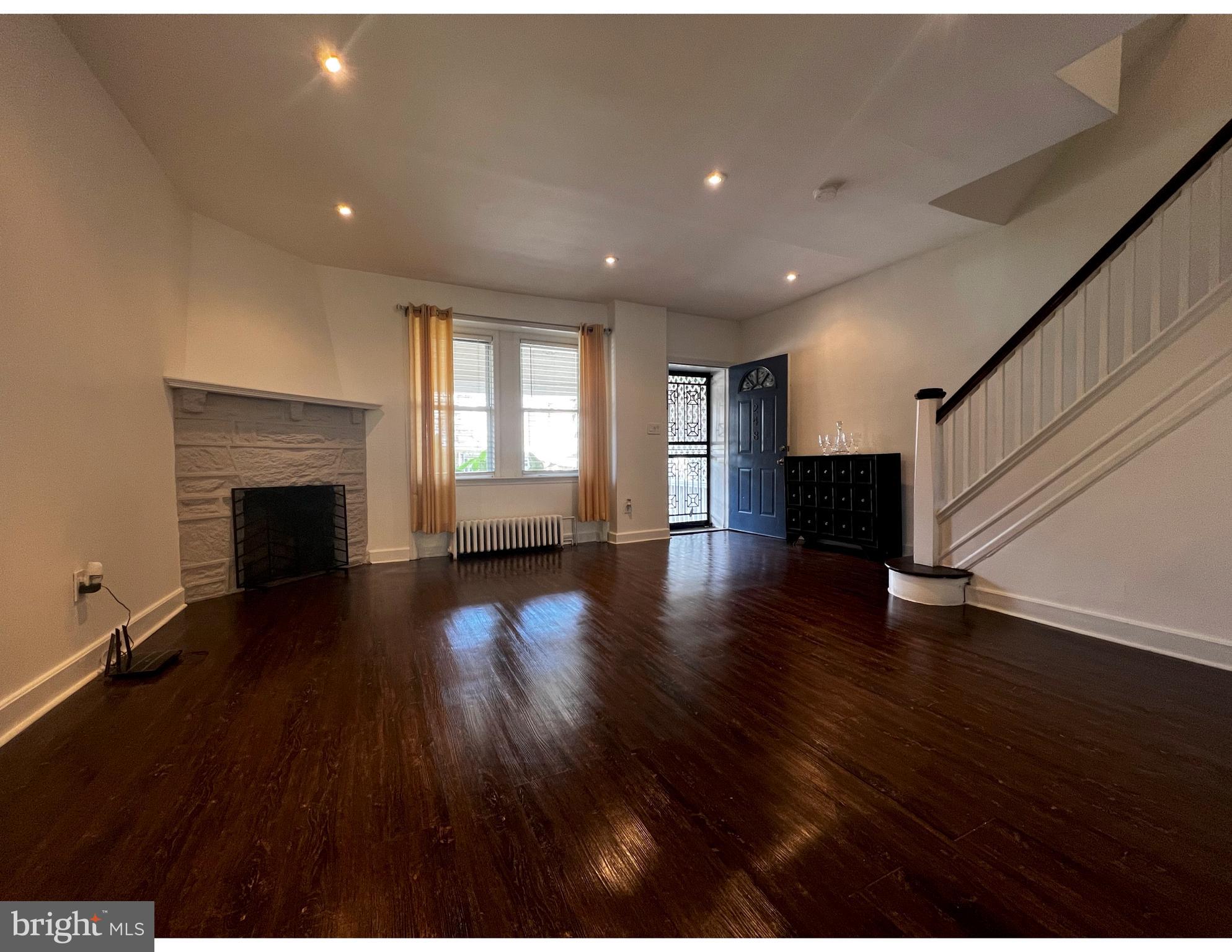 248 E QUEEN LANE