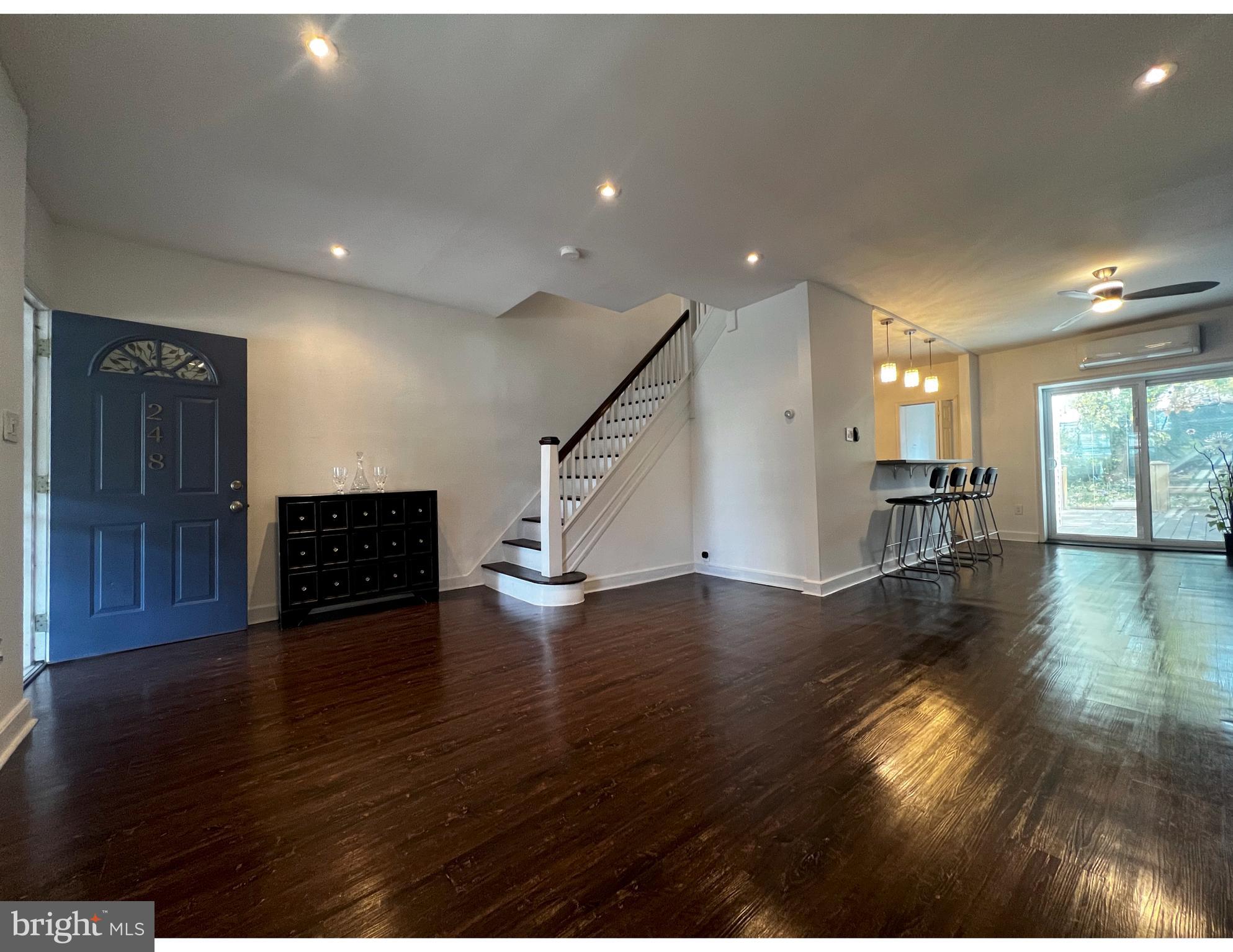 248 E QUEEN LANE