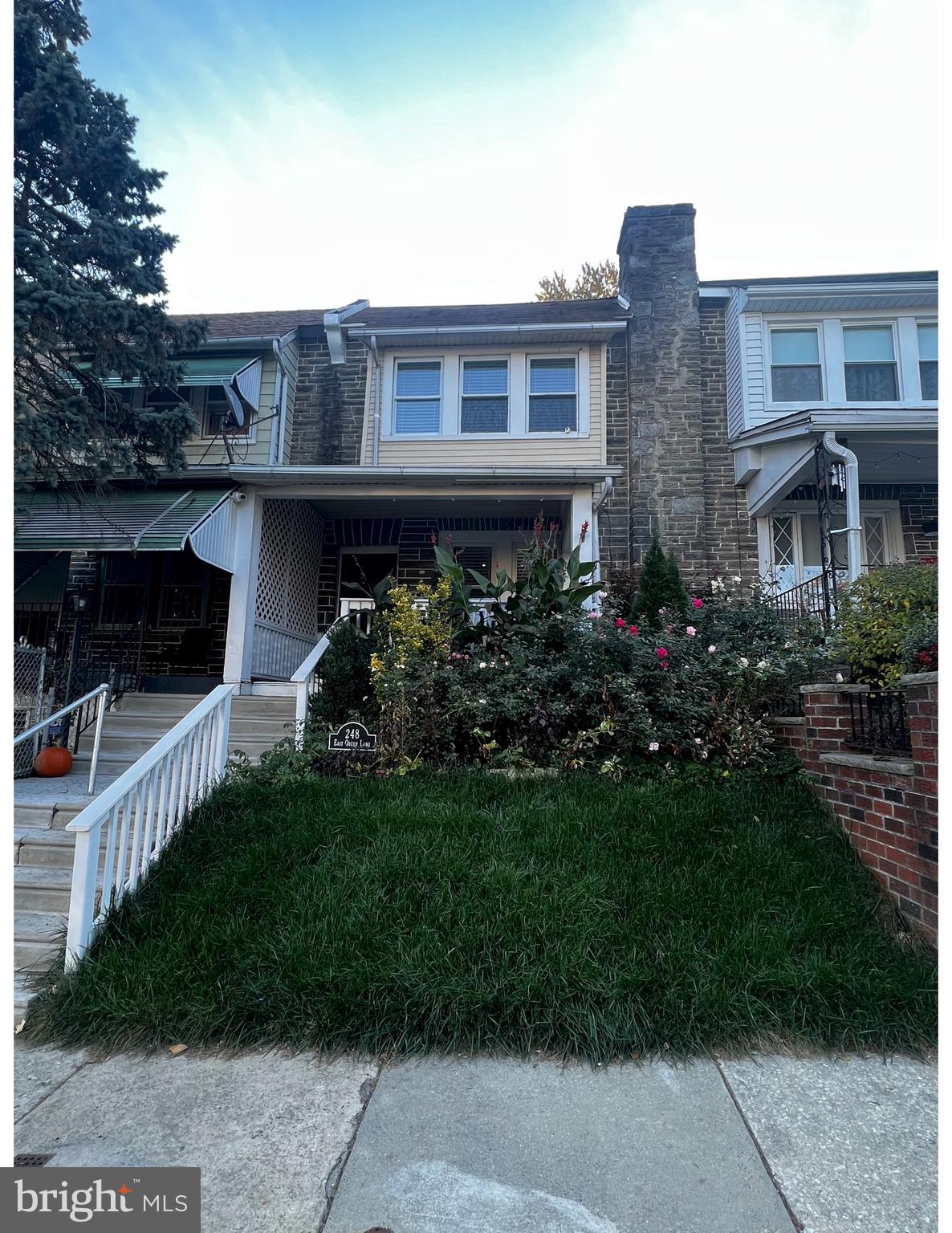 248 E QUEEN LANE