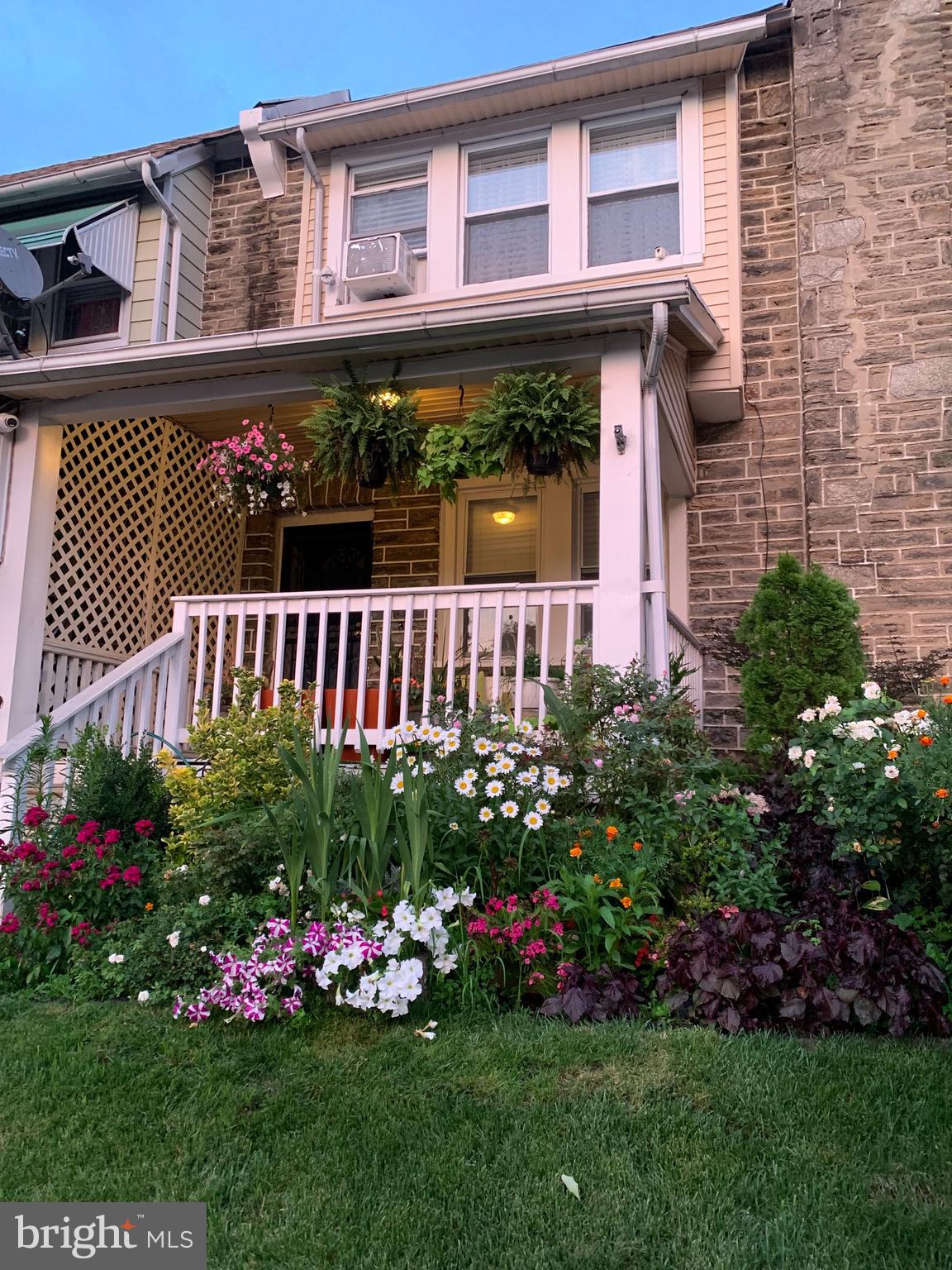 248 E QUEEN LANE