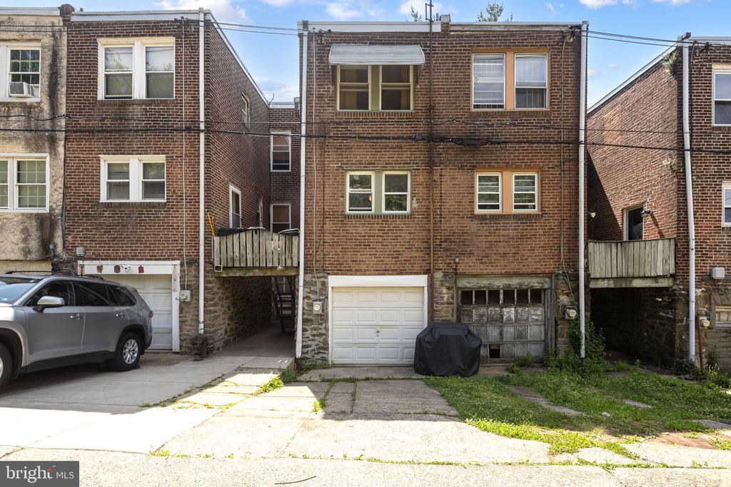 625 E WOODLAWN STREET