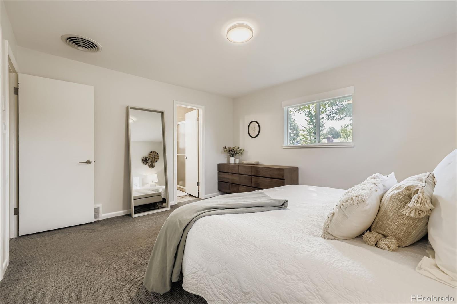 633 W Longview Avenue