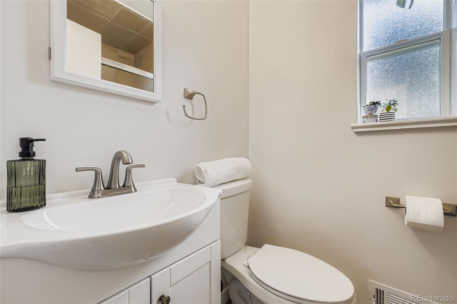 633 W Longview Avenue