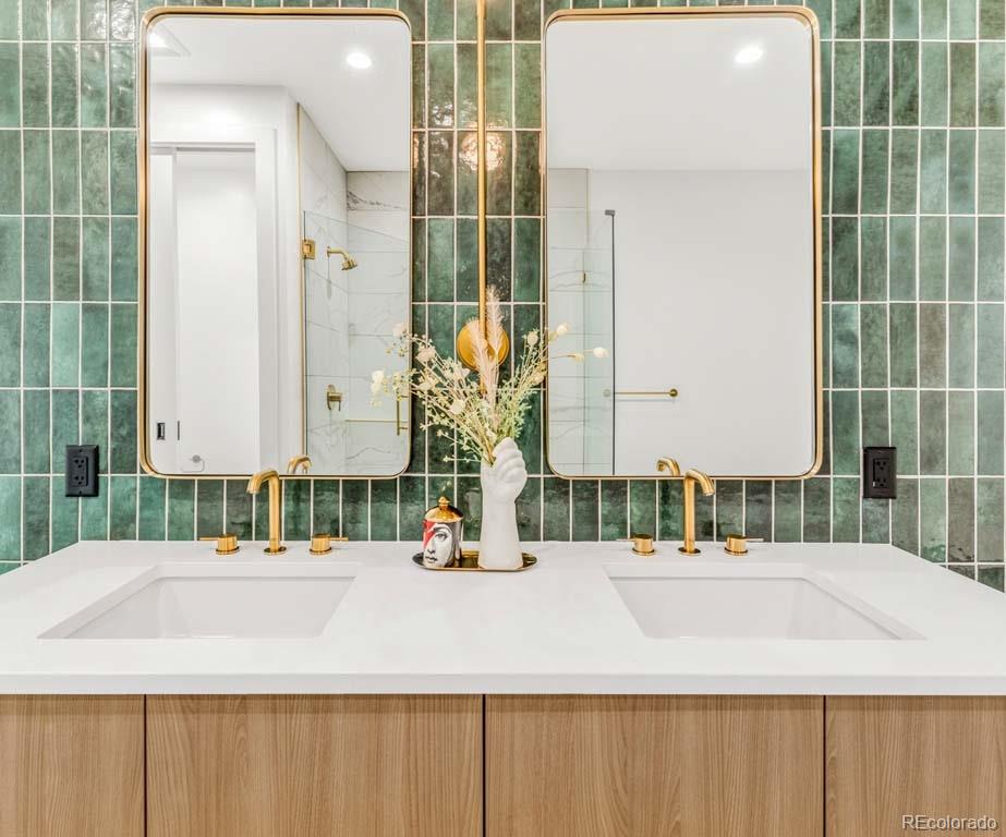 3520 Chestnut Place Unit: PH-1201