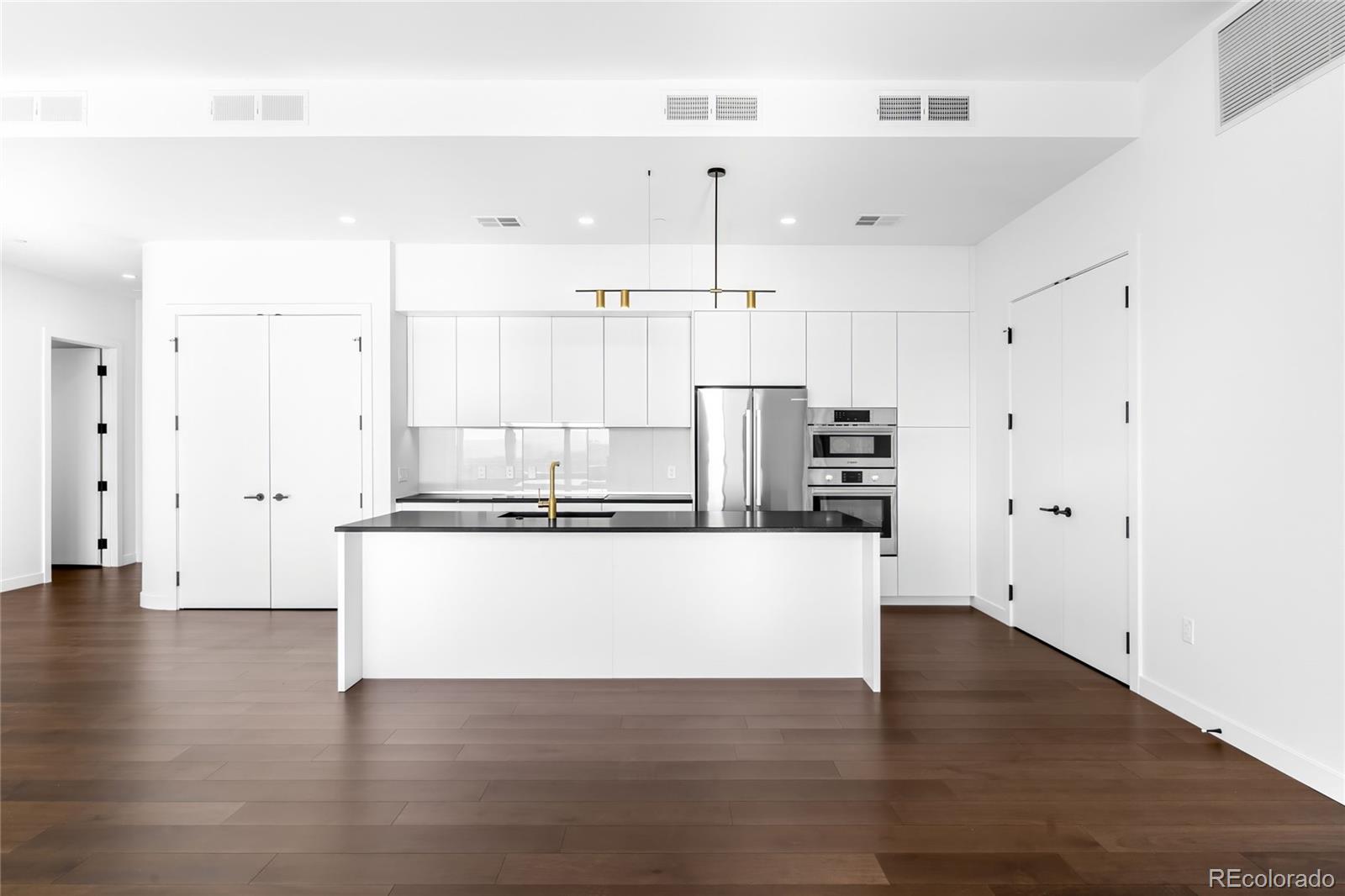 3520 Chestnut Place Unit: PH-1207