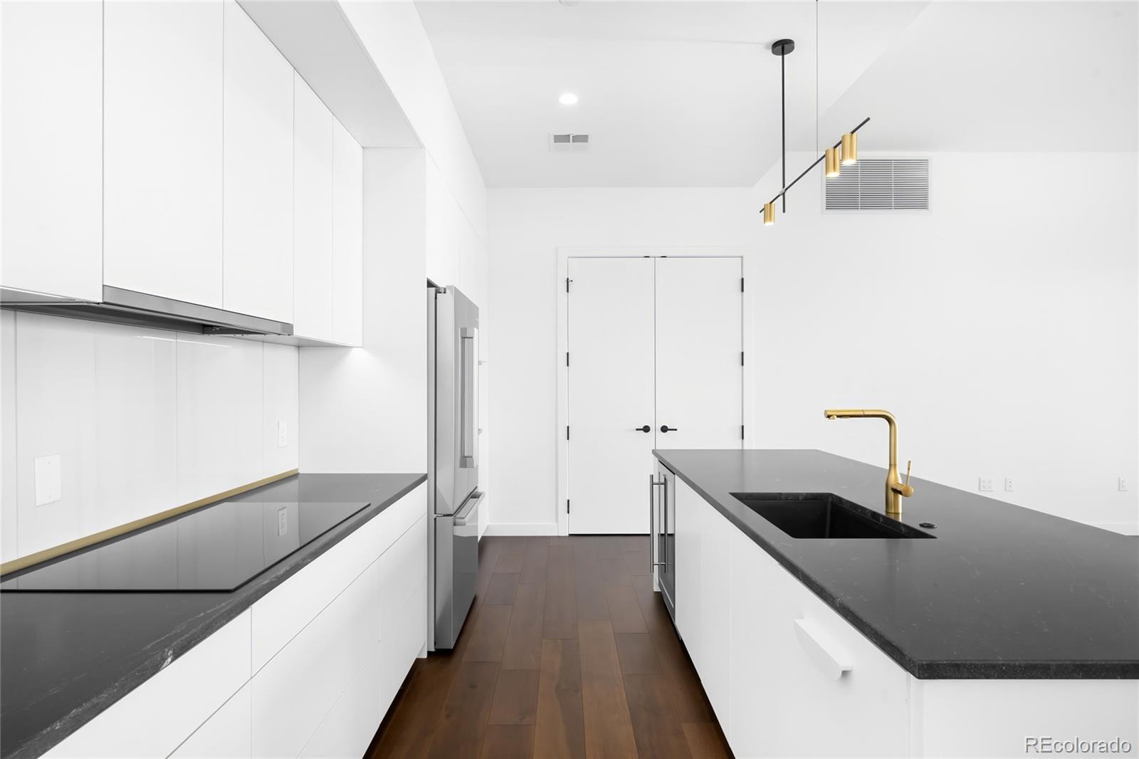 3520 Chestnut Place Unit: PH-1207