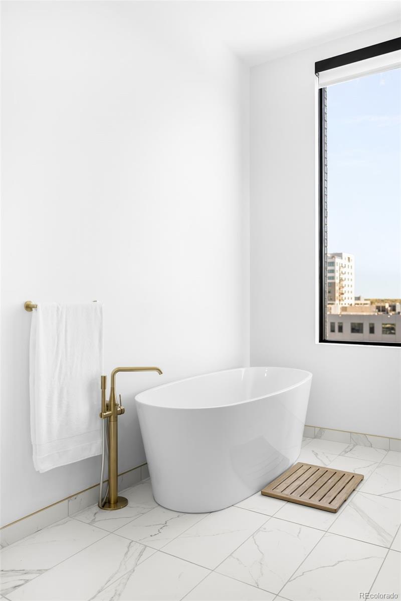 3520 Chestnut Place Unit: PH-1207