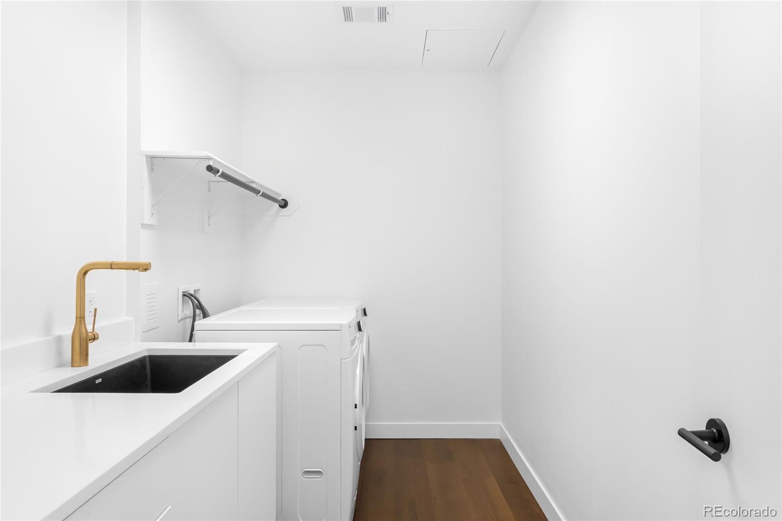 3520 Chestnut Place Unit: PH-1207