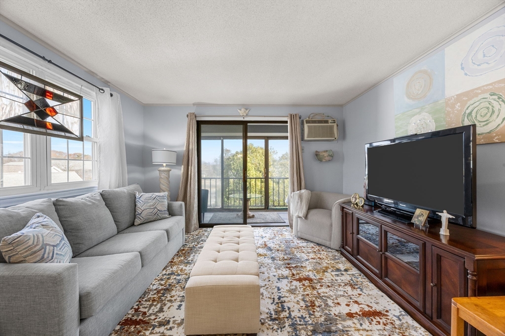 10 Candlewood Ln # 1 Unit: 2-1