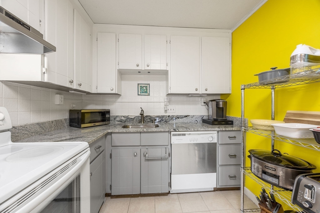 10 Candlewood Ln # 1 Unit: 2-1