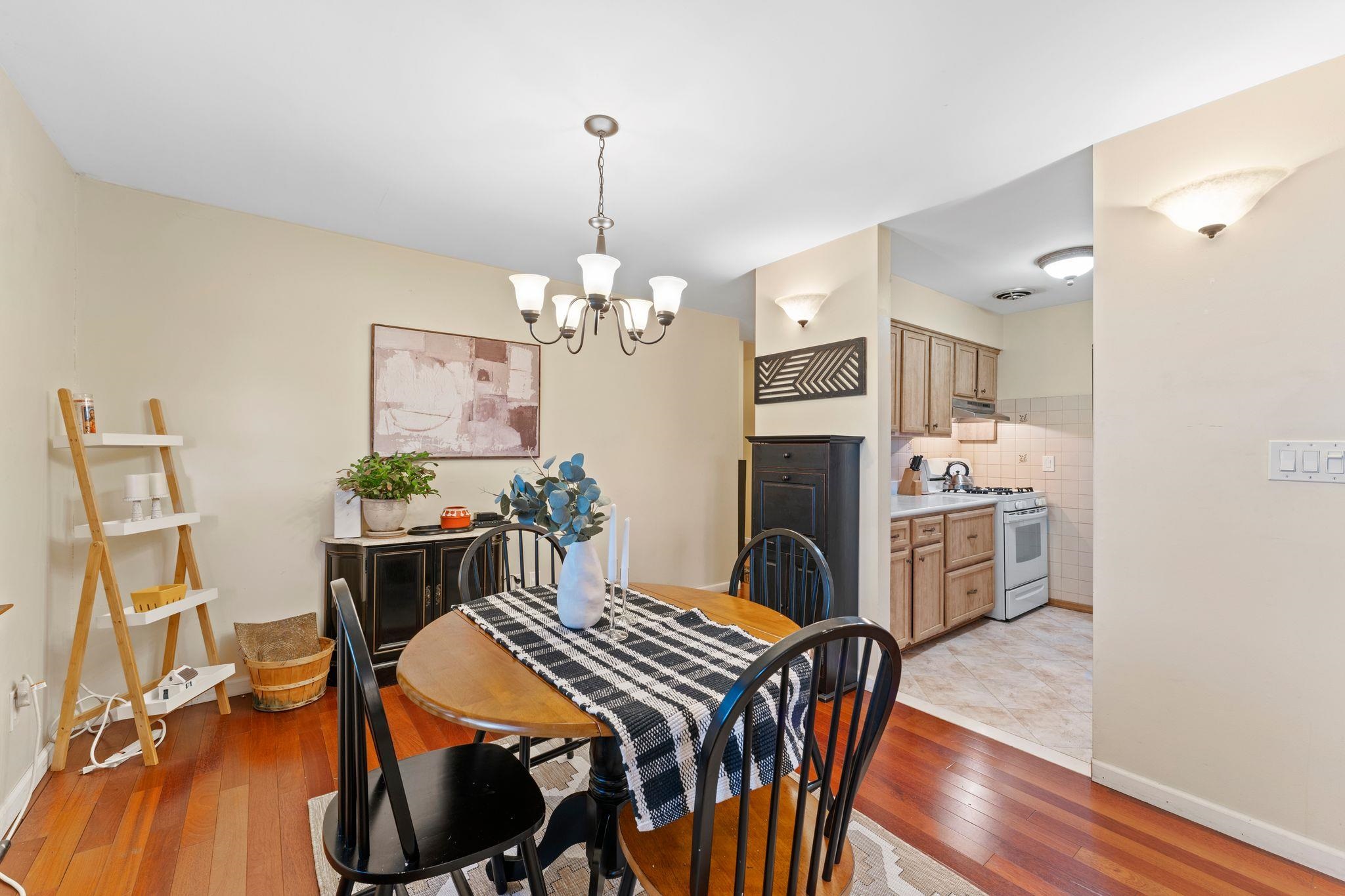18 NORTH END DR