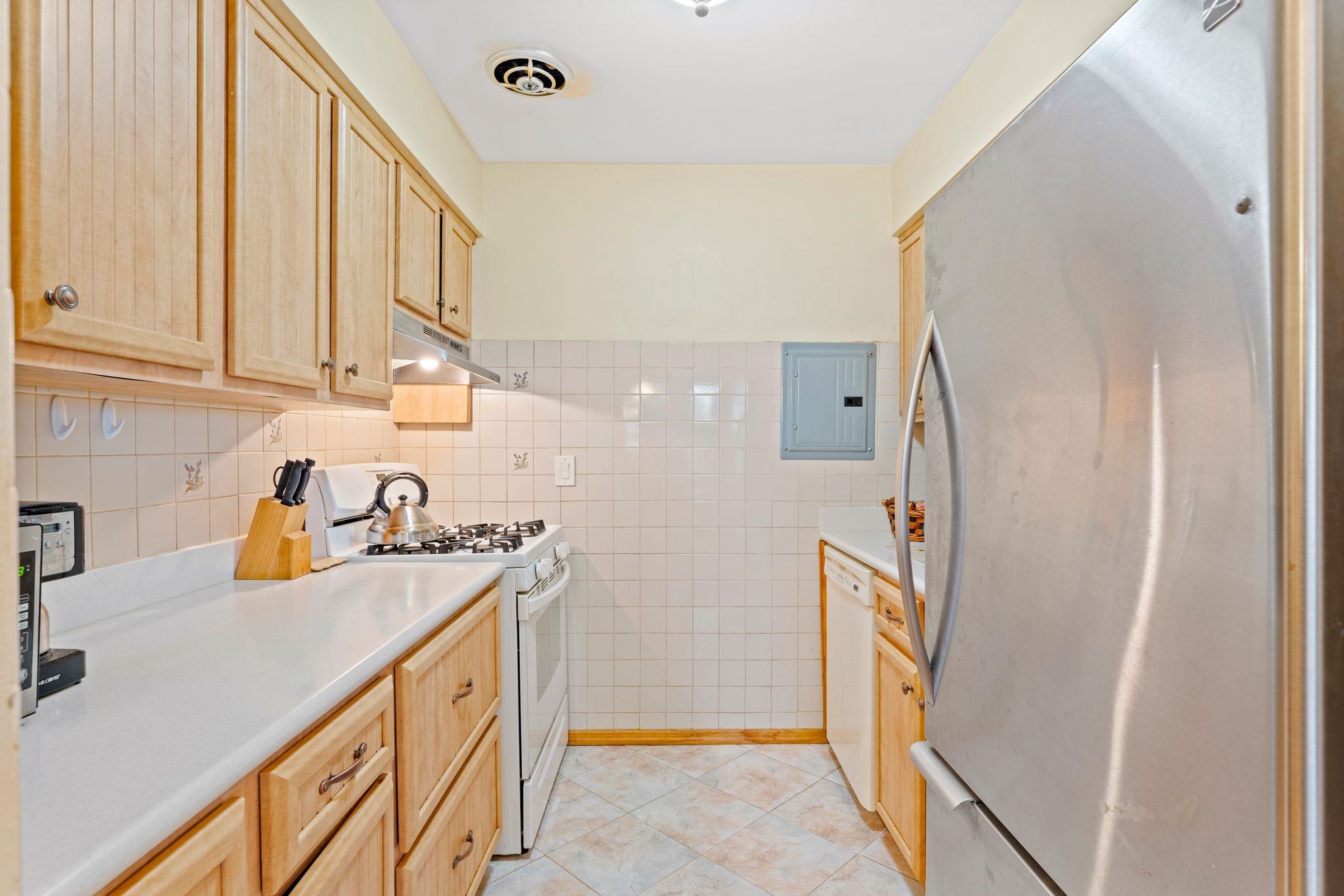 18 NORTH END DR