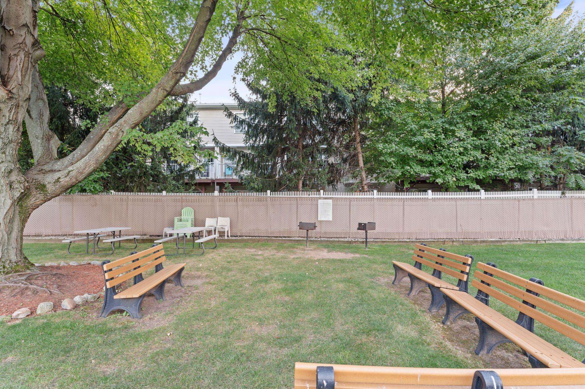 18 NORTH END DR