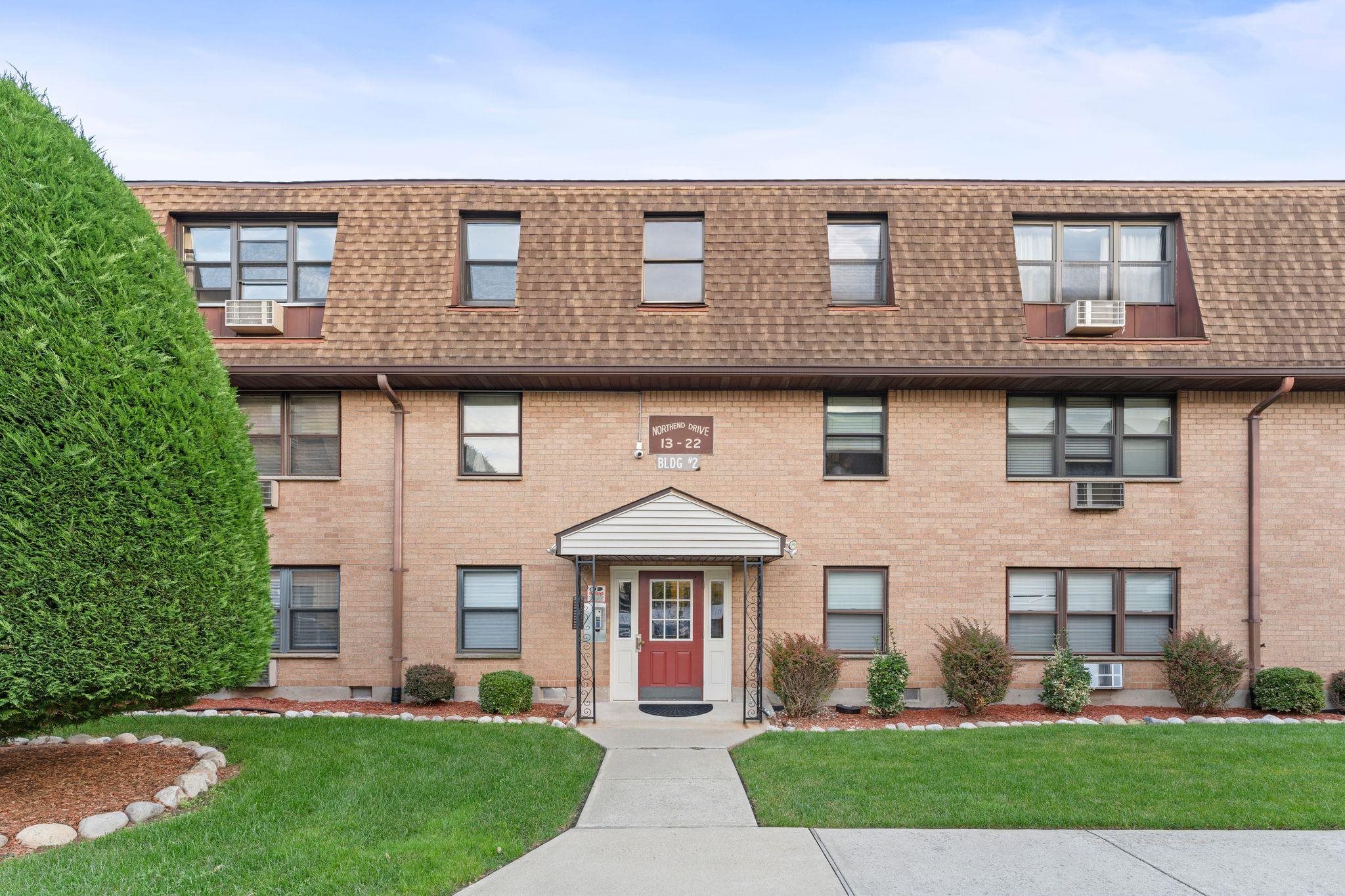 18 NORTH END DR