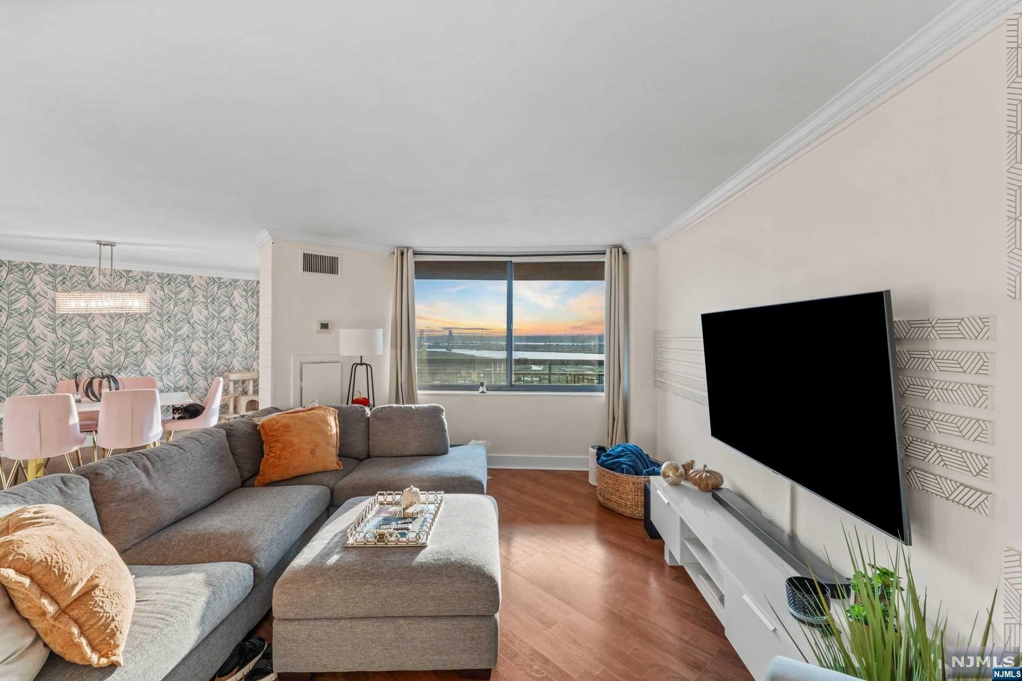 1020 Harmon Cove Tower