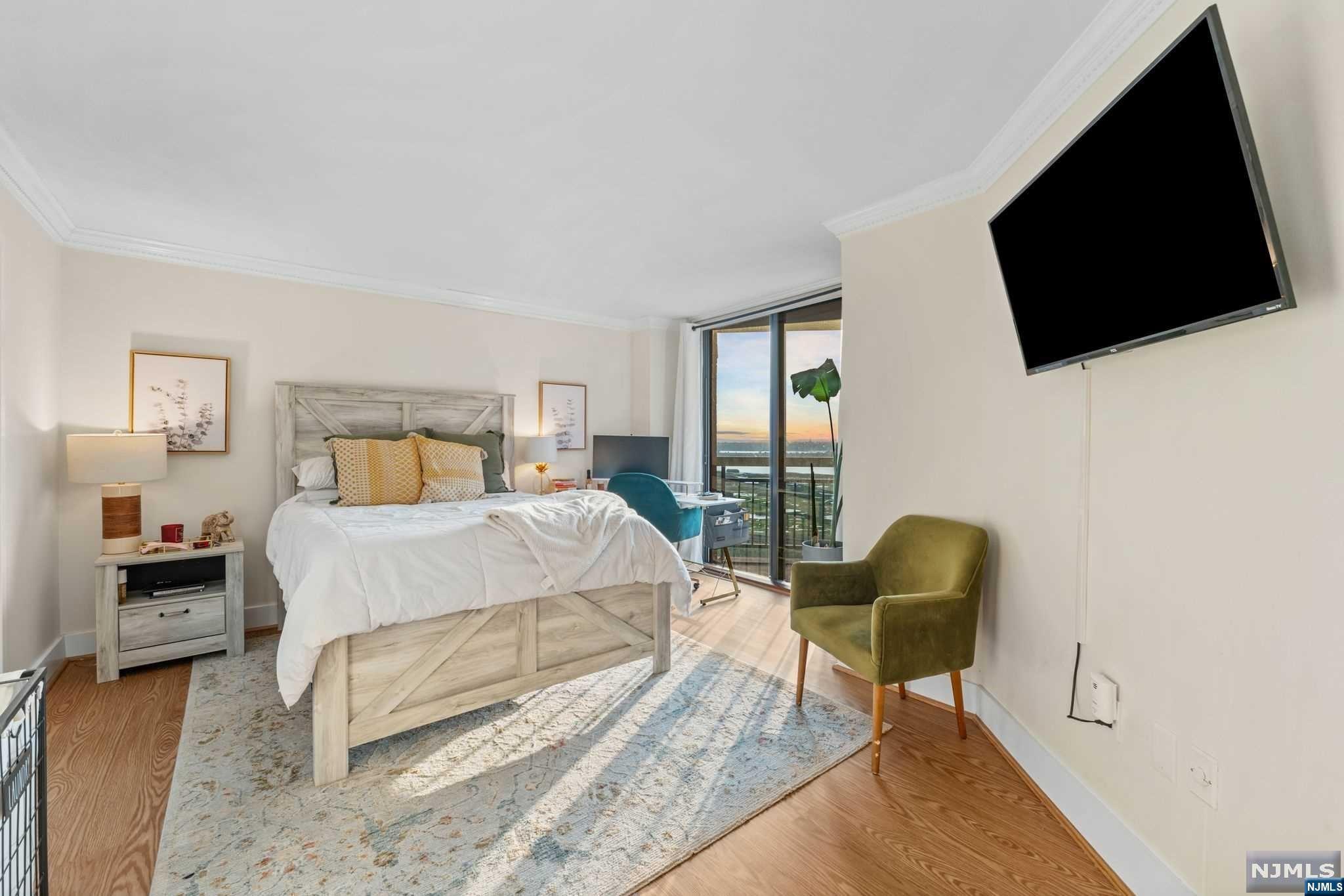 1020 Harmon Cove Tower