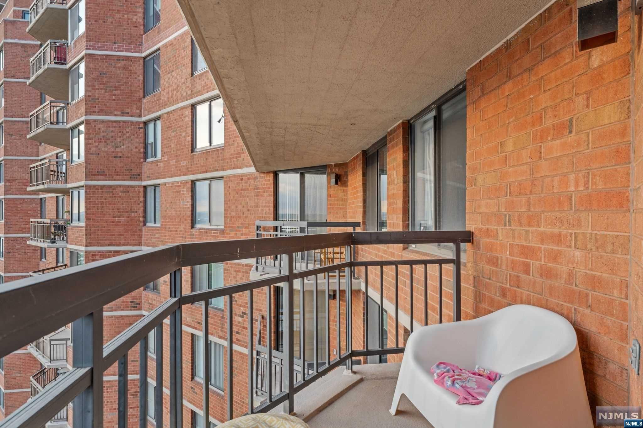 1020 Harmon Cove Tower