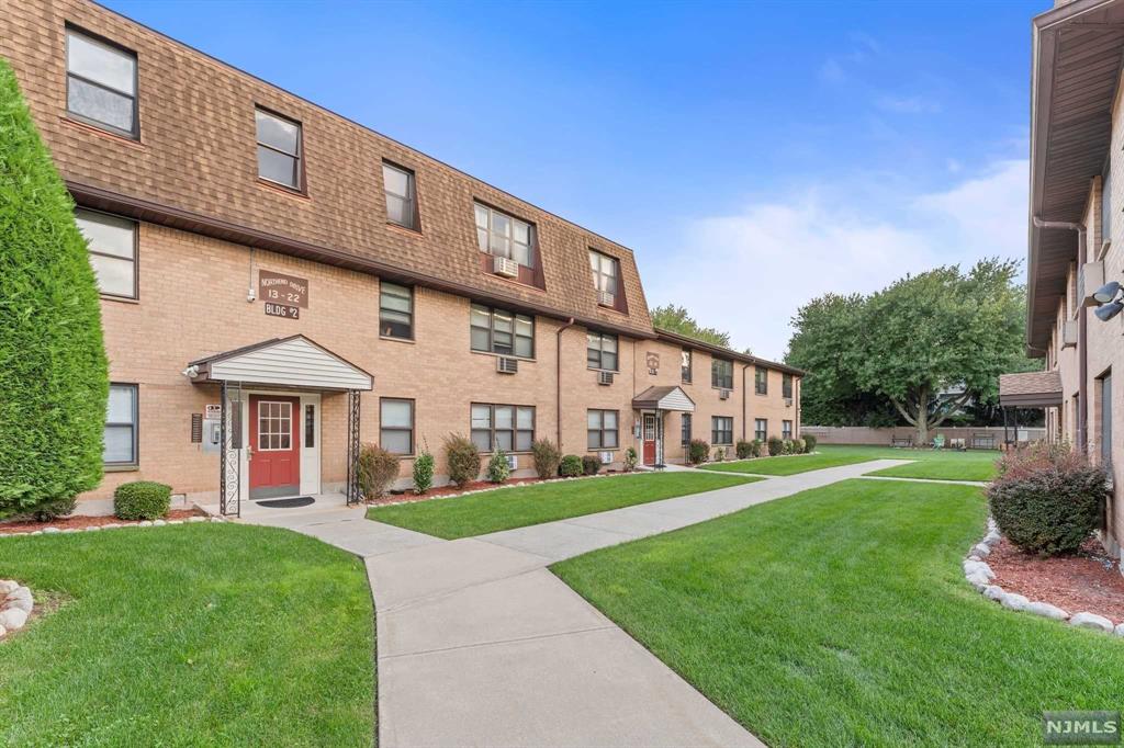 18 North End Drive