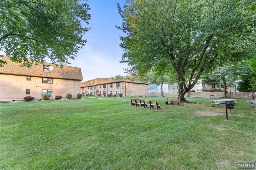 18 North End Drive
