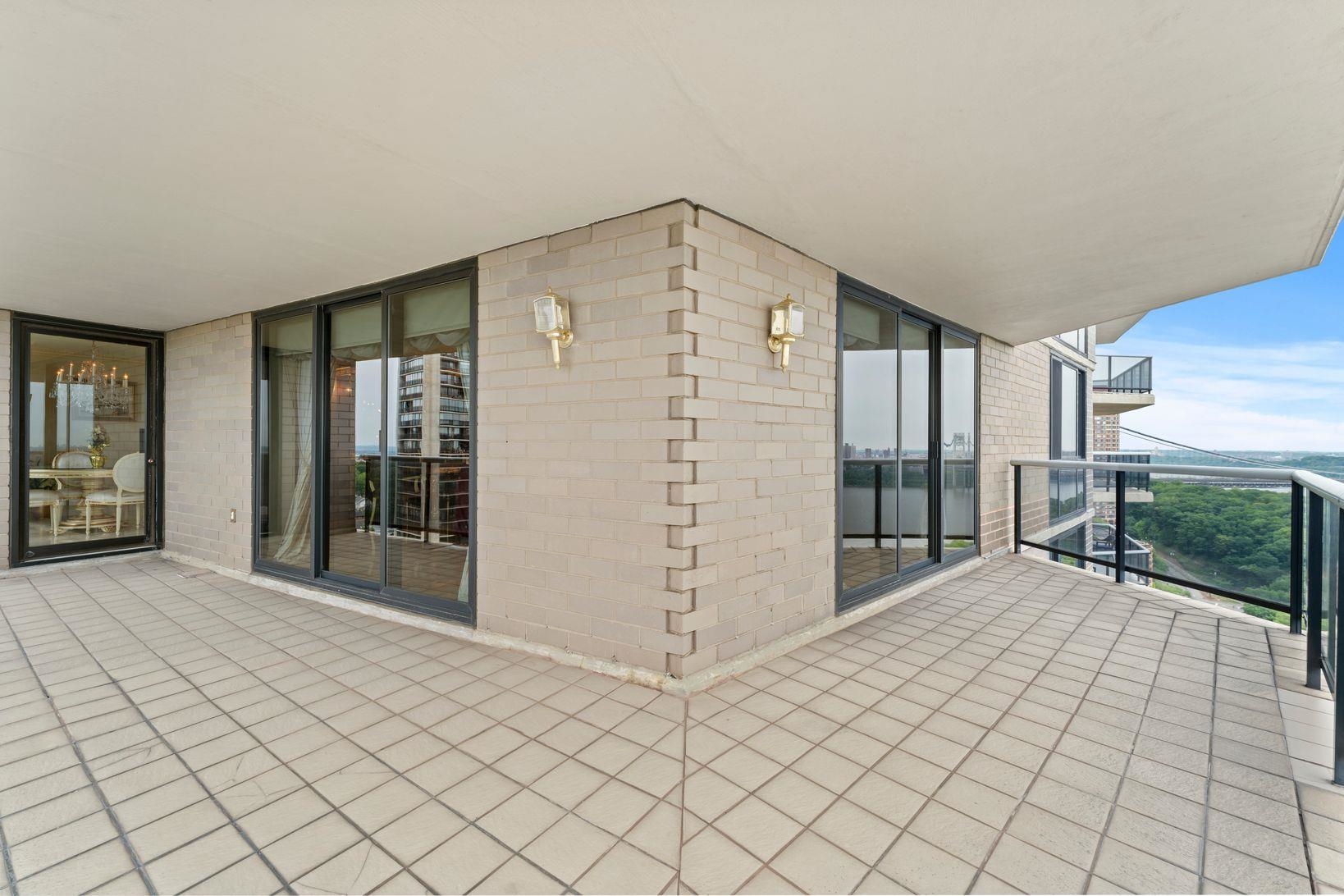 1512 PALISADE AVE Unit: 18J