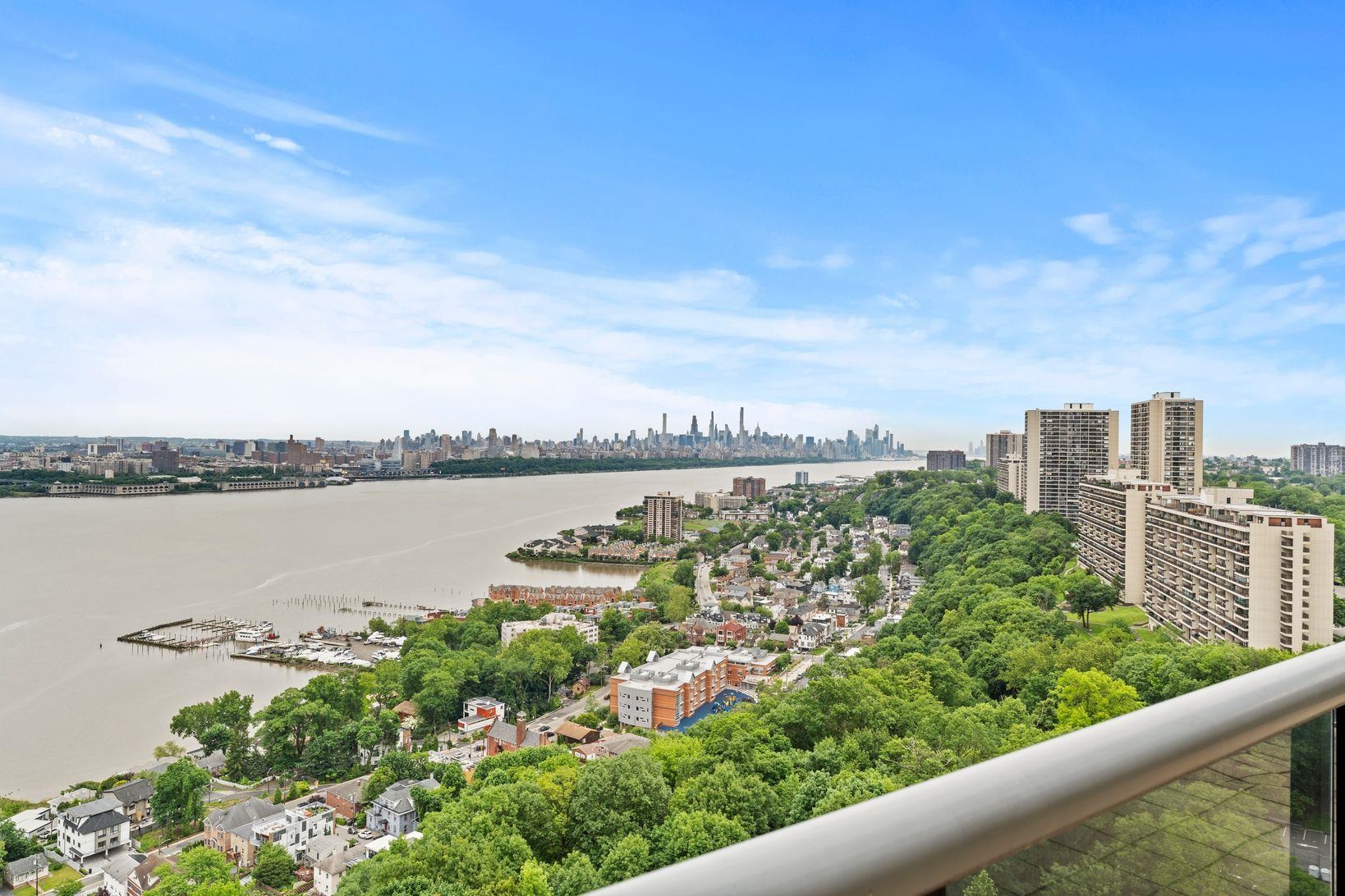 1512 PALISADE AVE Unit: 18J