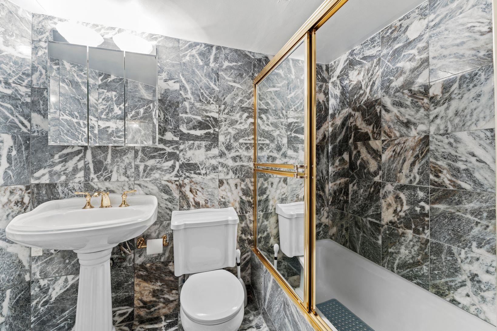 1512 PALISADE AVE Unit: 18J