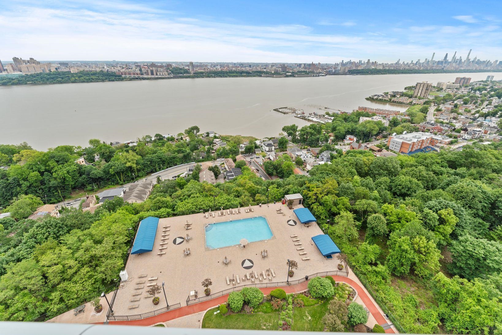 1512 PALISADE AVE Unit: 18J