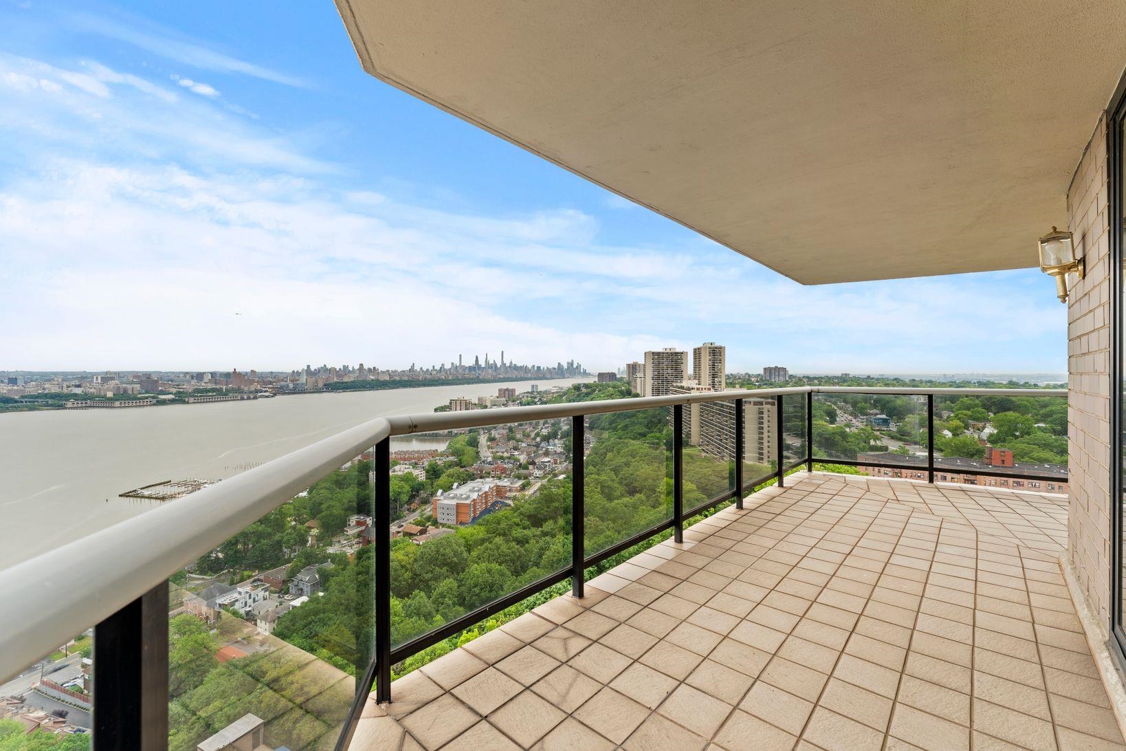 1512 PALISADE AVE Unit: 18J