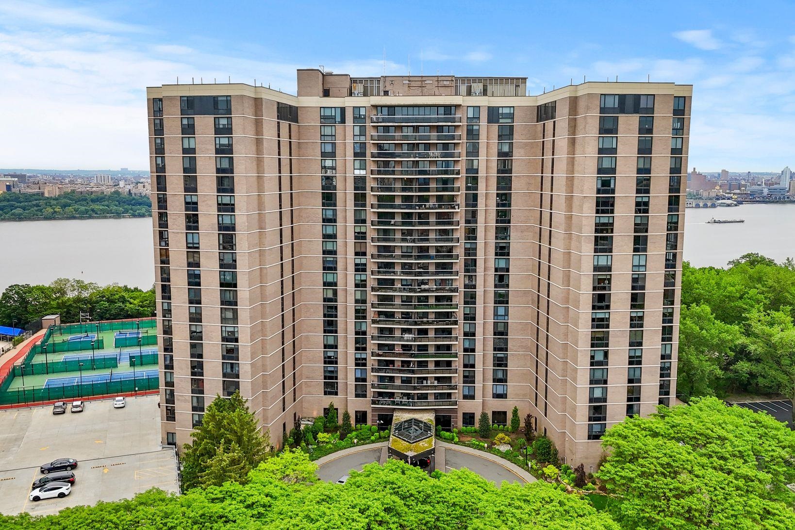 1512 PALISADE AVE Unit: 18J