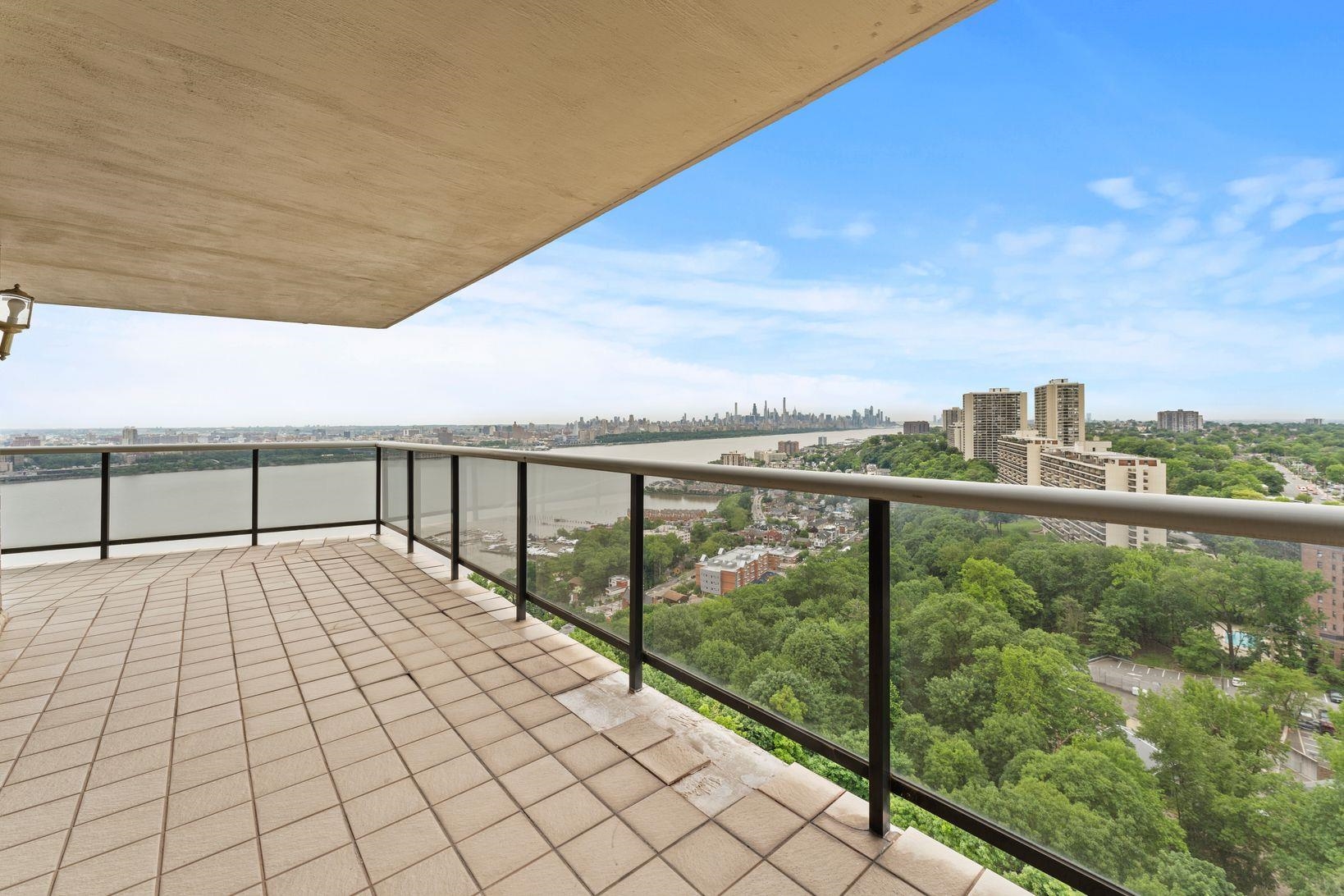 1512 PALISADE AVE Unit: 18J