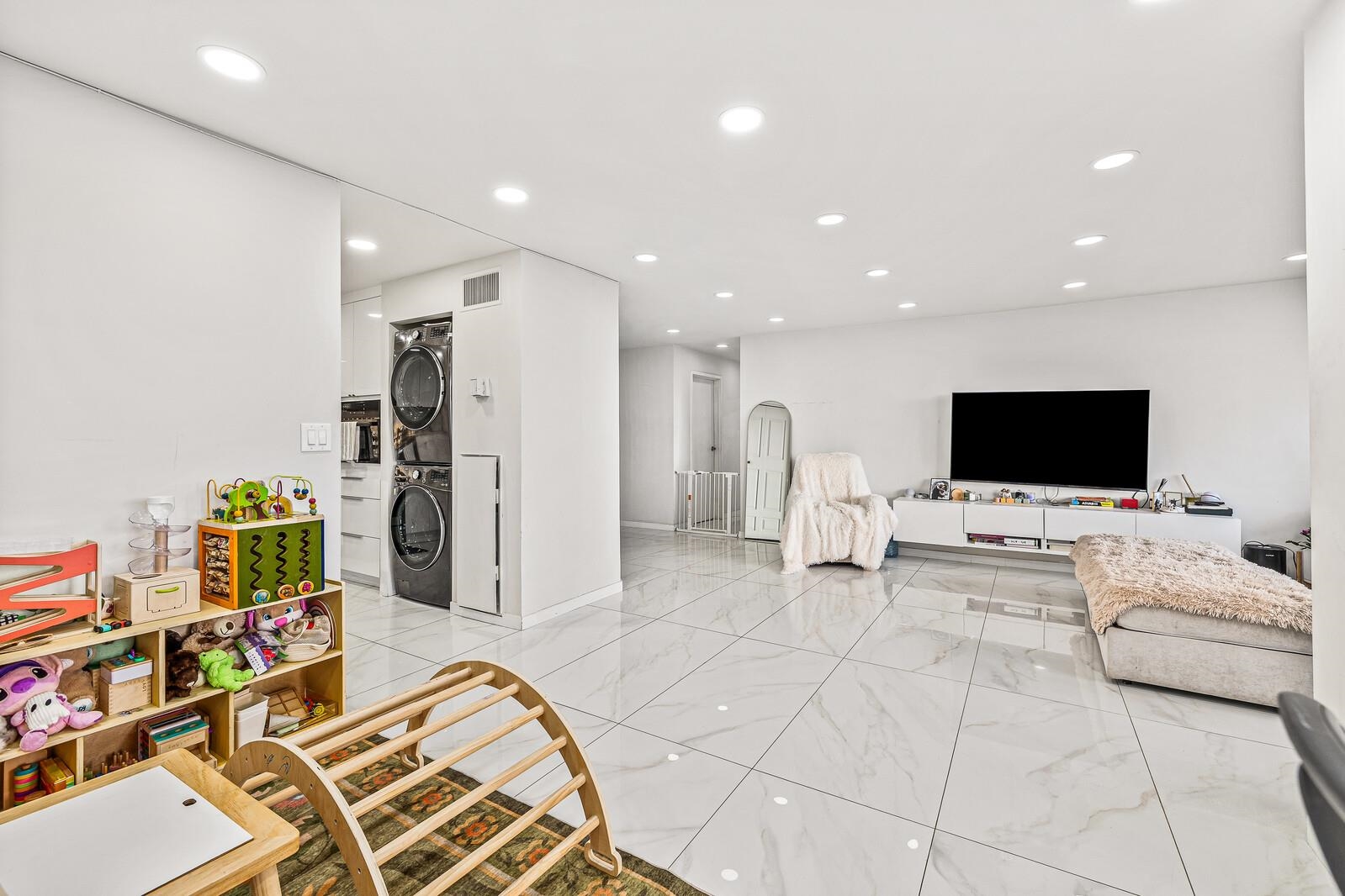 427 HARMON COVE TOWER Unit: 427