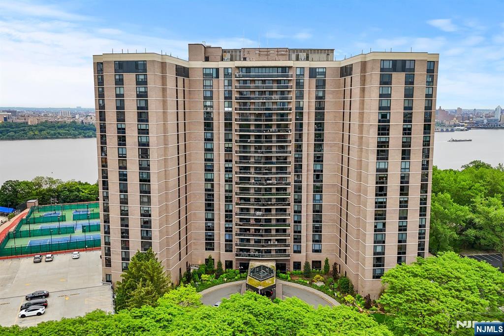 1512 Palisade Avenue 18J