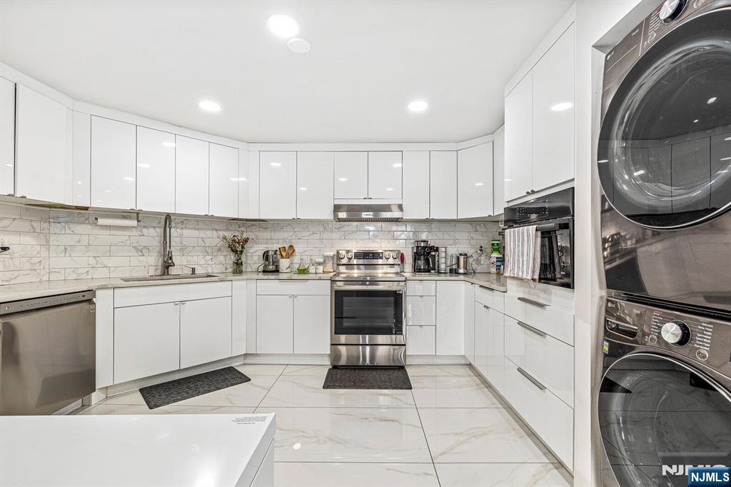 427 Harmon Cove Tower