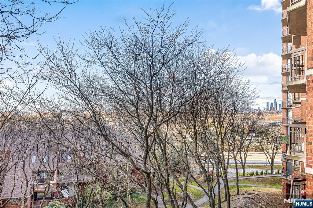 427 Harmon Cove Tower