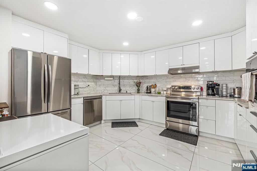 427 Harmon Cove Tower