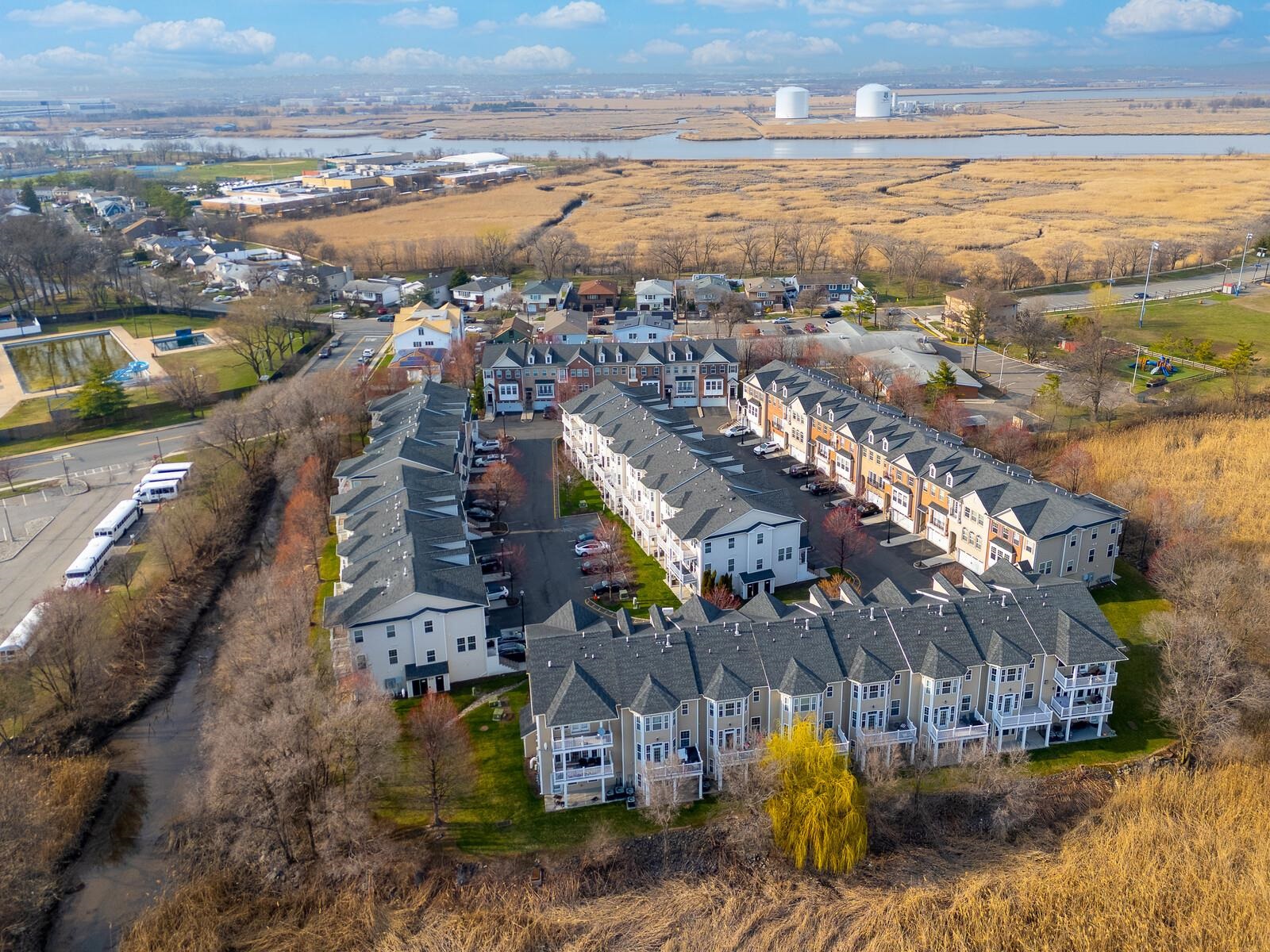 5 CREEKSIDE CT