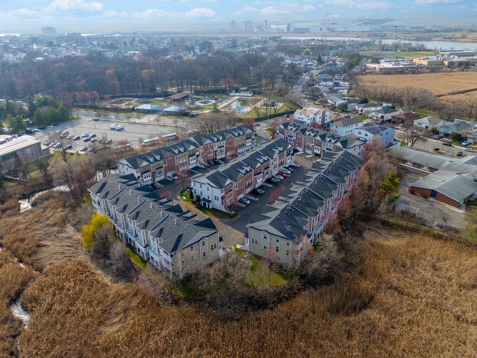 5 CREEKSIDE CT