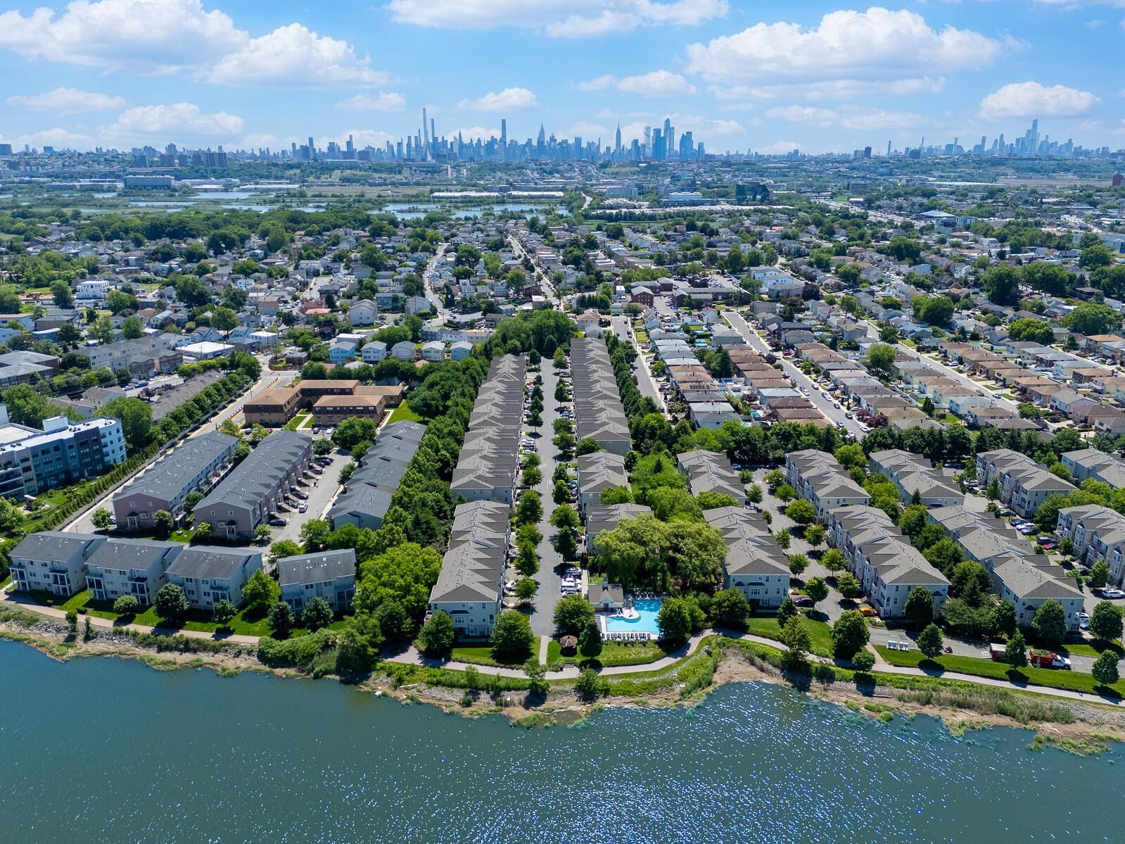 196 BLUE HERON DR Unit: 196