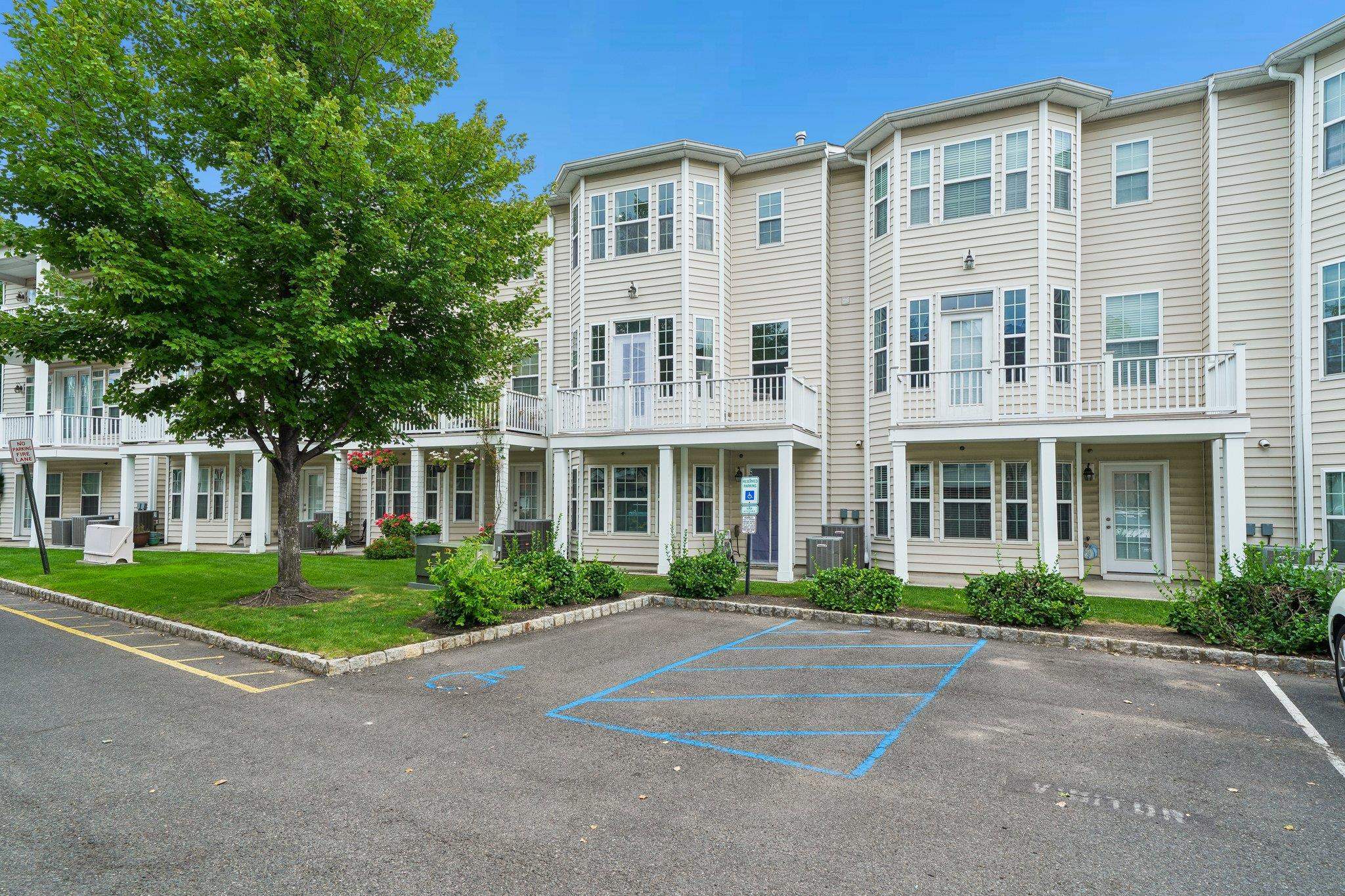 21 CREEKSIDE CT