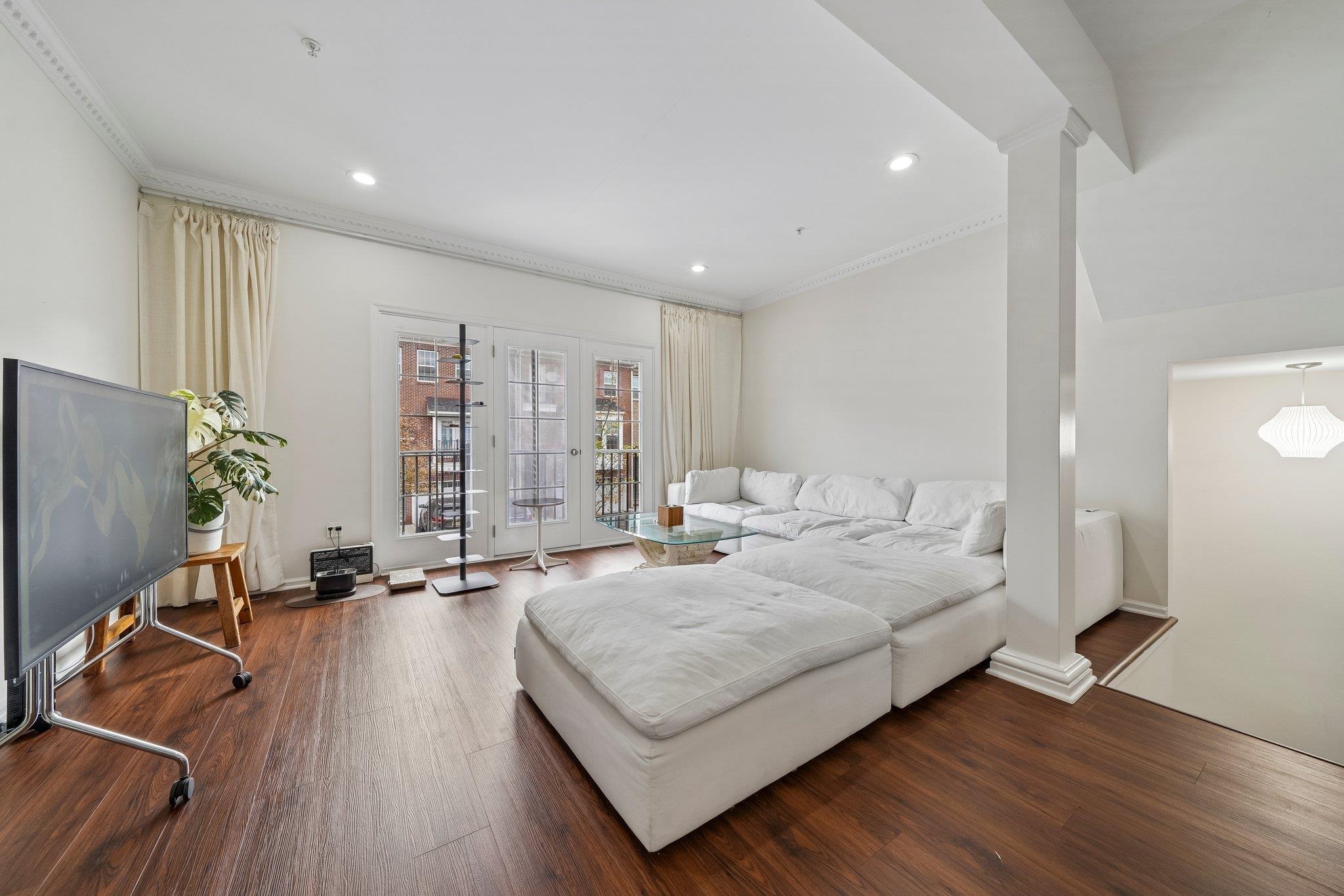 21 CREEKSIDE CT