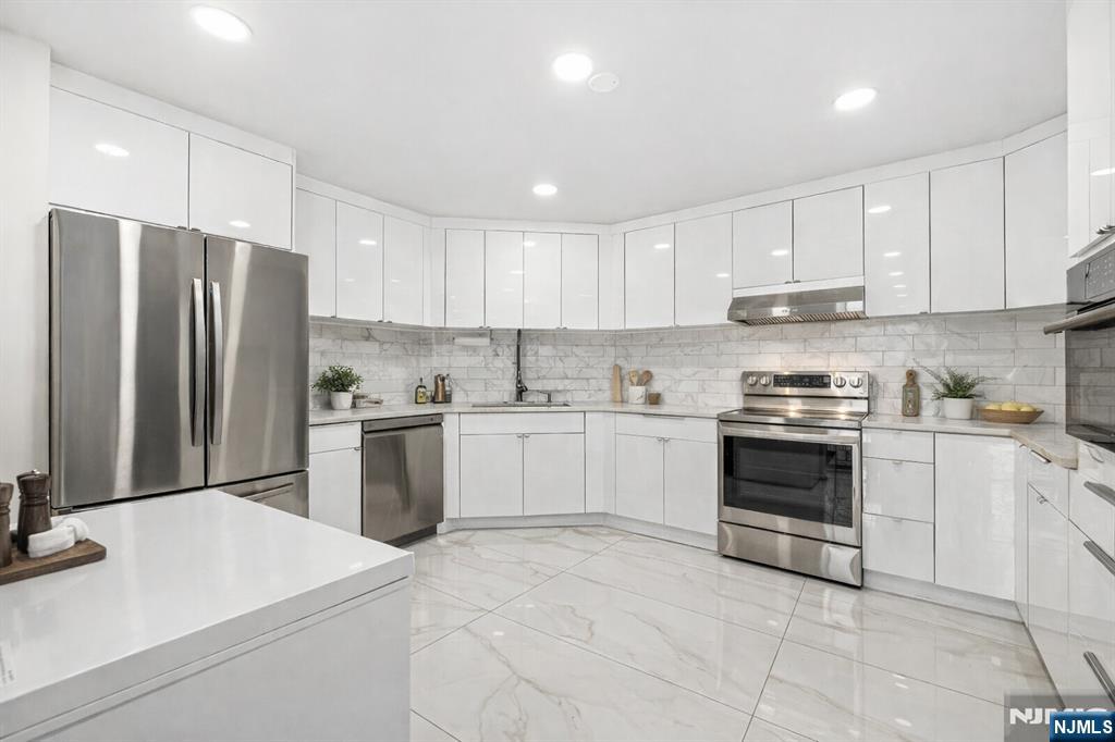 427 Harmon Cove Tower