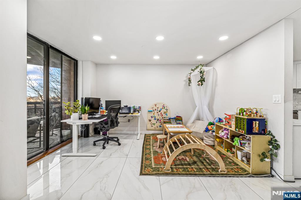 427 Harmon Cove Tower