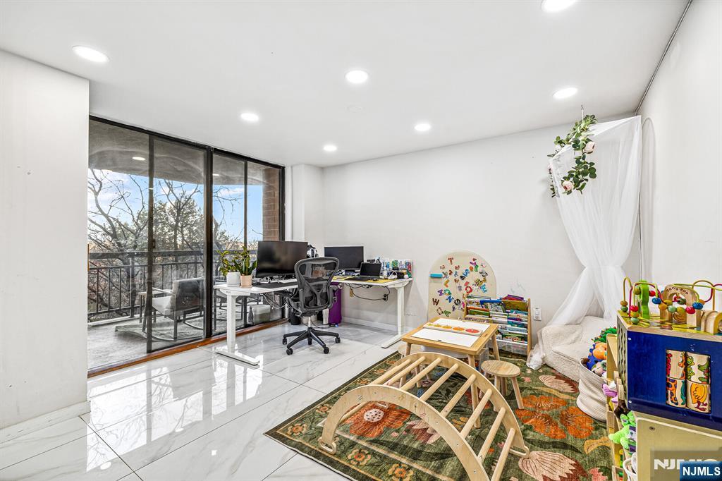 427 Harmon Cove Tower