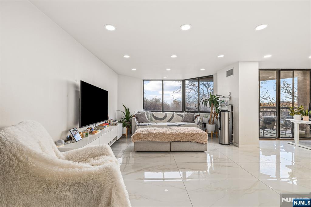 427 Harmon Cove Tower