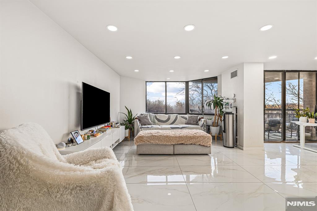 427 Harmon Cove Tower 427