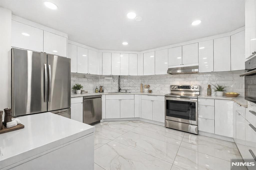 427 Harmon Cove Tower 427