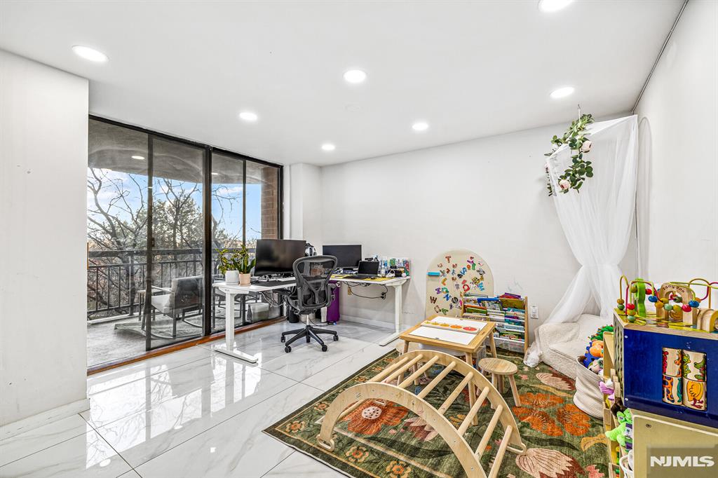 427 Harmon Cove Tower 427