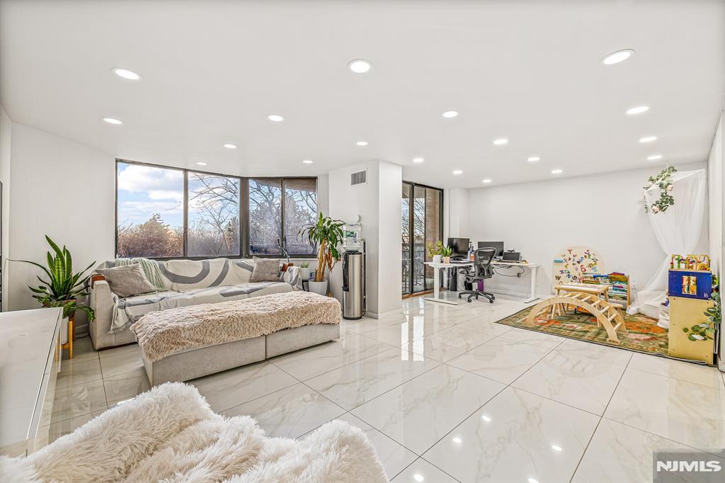 427 Harmon Cove Tower 427