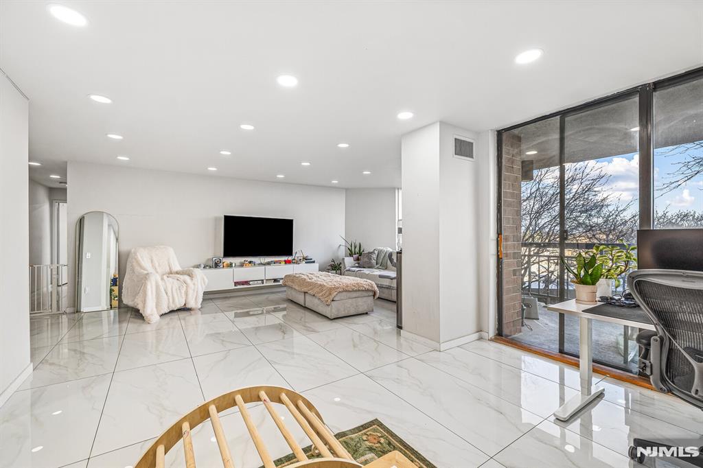 427 Harmon Cove Tower 427