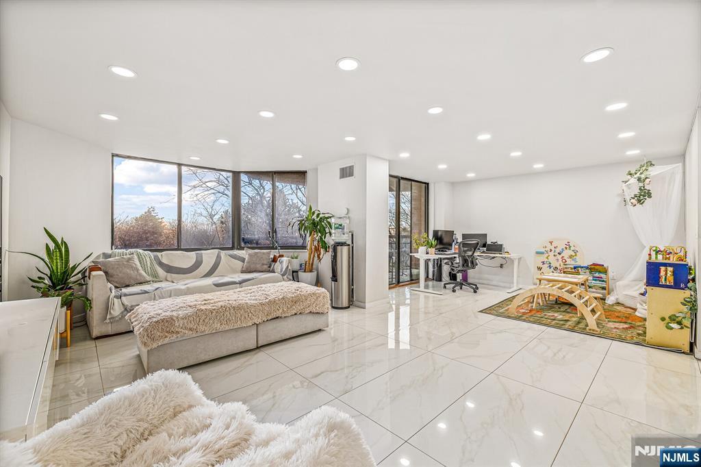 427 Harmon Cove Tower 427